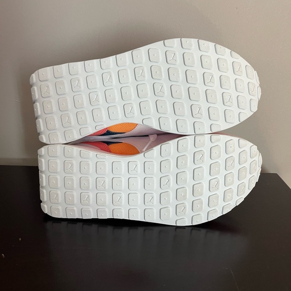Ladies multicolor puma sneaker size 7 - Picture 4 of 4